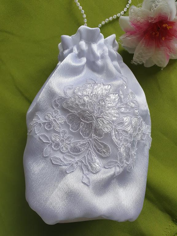 ESKÜVŐ MSZ07 - Menyasszonyi szütyő tatyó Hímzett flitteres csipkés fehér szatén