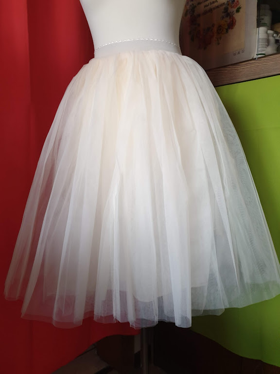 ESKÜVŐ ASZ29C - 5 rétegű ekrü midi tüll szoknya