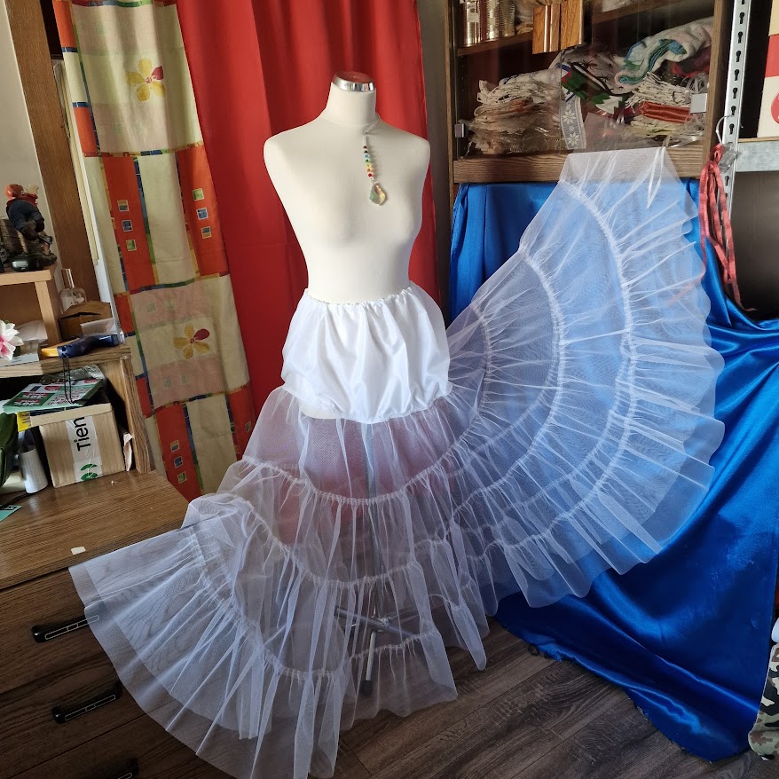 ESKÜVŐ ASZ85 - 4 fodros menyasszonyi alsószoknya megkötős selyem felsőrésszel