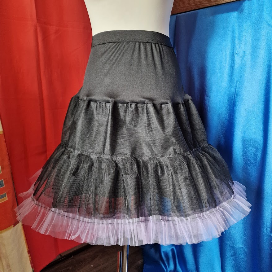 ESKÜVŐ ASZ86 – Fekte rugalmas felső részű 4 plusz 1 rétegű fodros alsószoknya lila fodrral gót stílusban