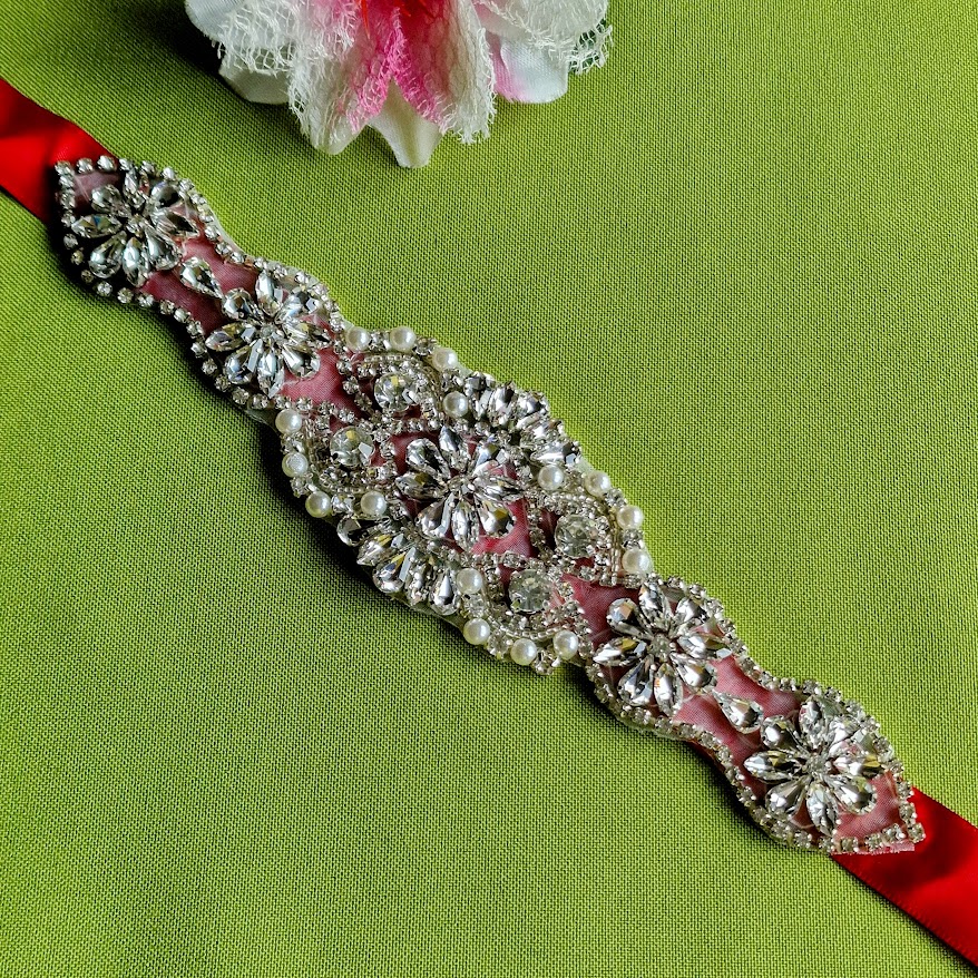 ESKÜVŐ MÖV23 – Strasszos menyasszonyi öv 25x5cm-es választható szatén szalagon