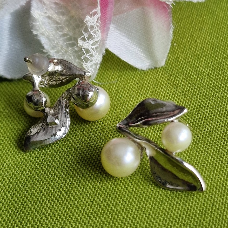 FÜL167 - Ezüst színű levél alakú gyöngyös fülbevaló ajándék rögzítővel