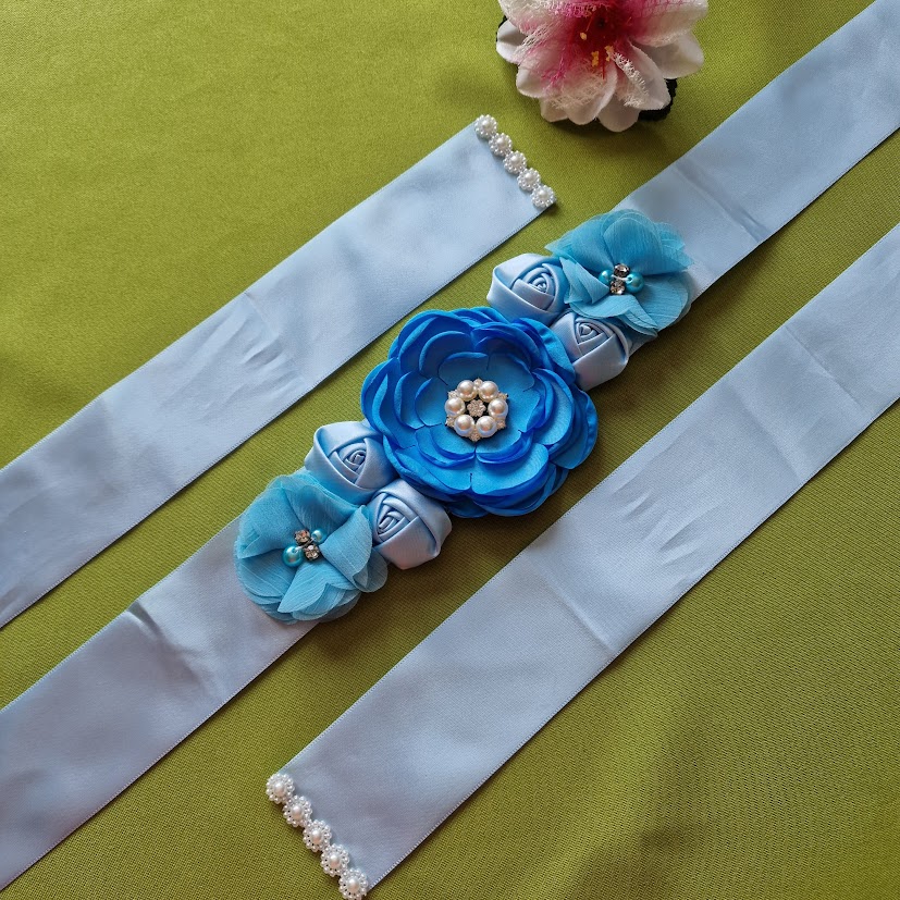 ESKÜVŐ MÖV34B - Kék színű szatén rózsás virágos strasszos menyasszonyi öv