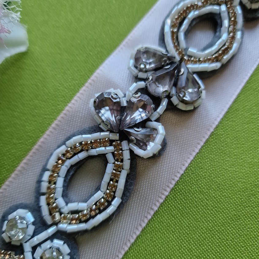 ESKÜVŐ MÖV40 – Handmade - Strasszos ezüst alapú menyasszonyi öv 21x3cm-es