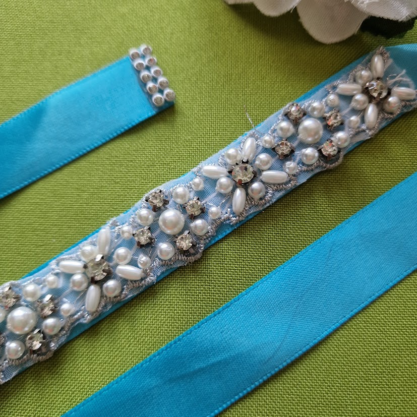 ESKÜVŐ MÖV43 - Strasszköves  gyöngyös menyasszonyi öv 42x2 cm türkizkék szatén szalagon