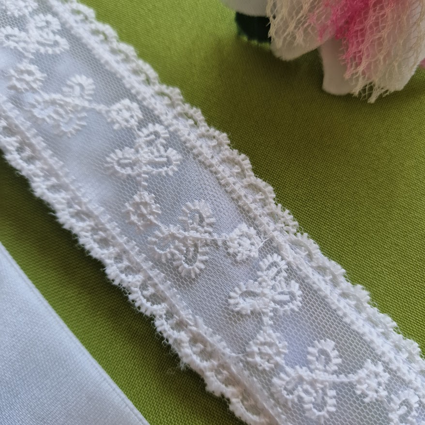 ESKÜVŐ MÖV49 – Handmade - Hófehér apró virágos csipkés menyasszonyi öv 35x4cm-es