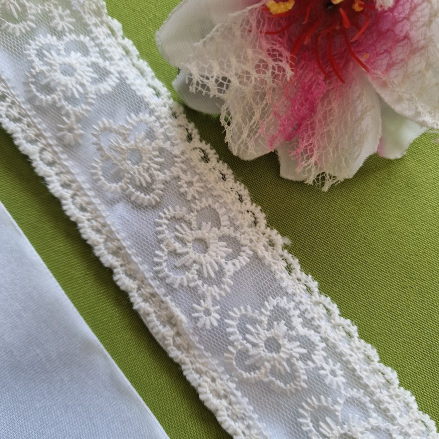 ESKÜVŐ MÖV50 – Handmade - Ekrü színű virág mintás csipkés menyasszonyi öv 35x4cm-es