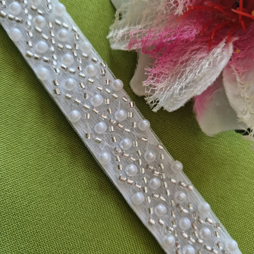 ESKÜVŐ MÖV52 – Handmade - Hófehér és ezüst gyöngyös menyasszonyi öv 28x2cm-es