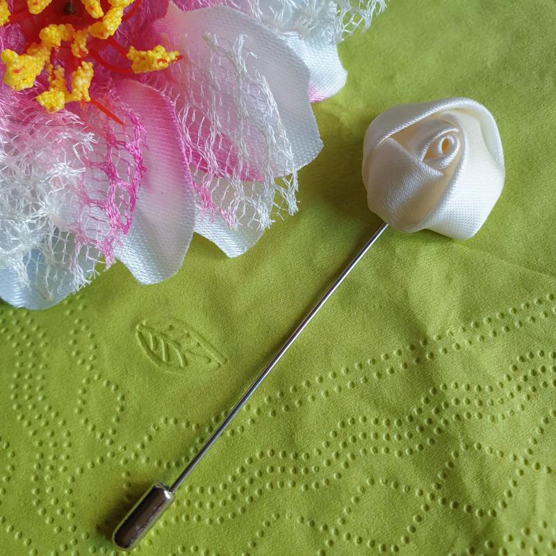 Hajtókatű kitűző HAT09 - 20mm-es bézs szatén rózsával