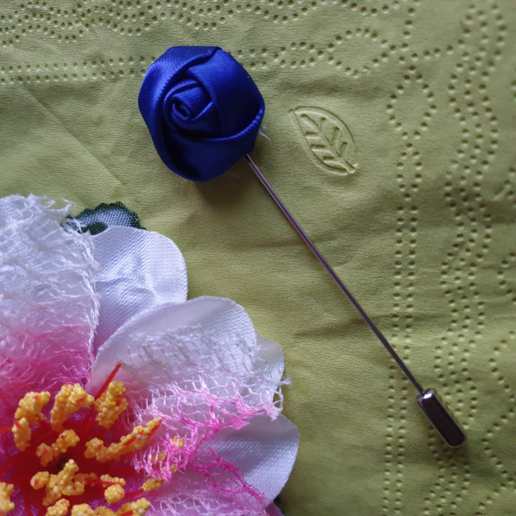 Hajtókatű kitűző HAT13 - 20mm-es királykék szatén rózsával