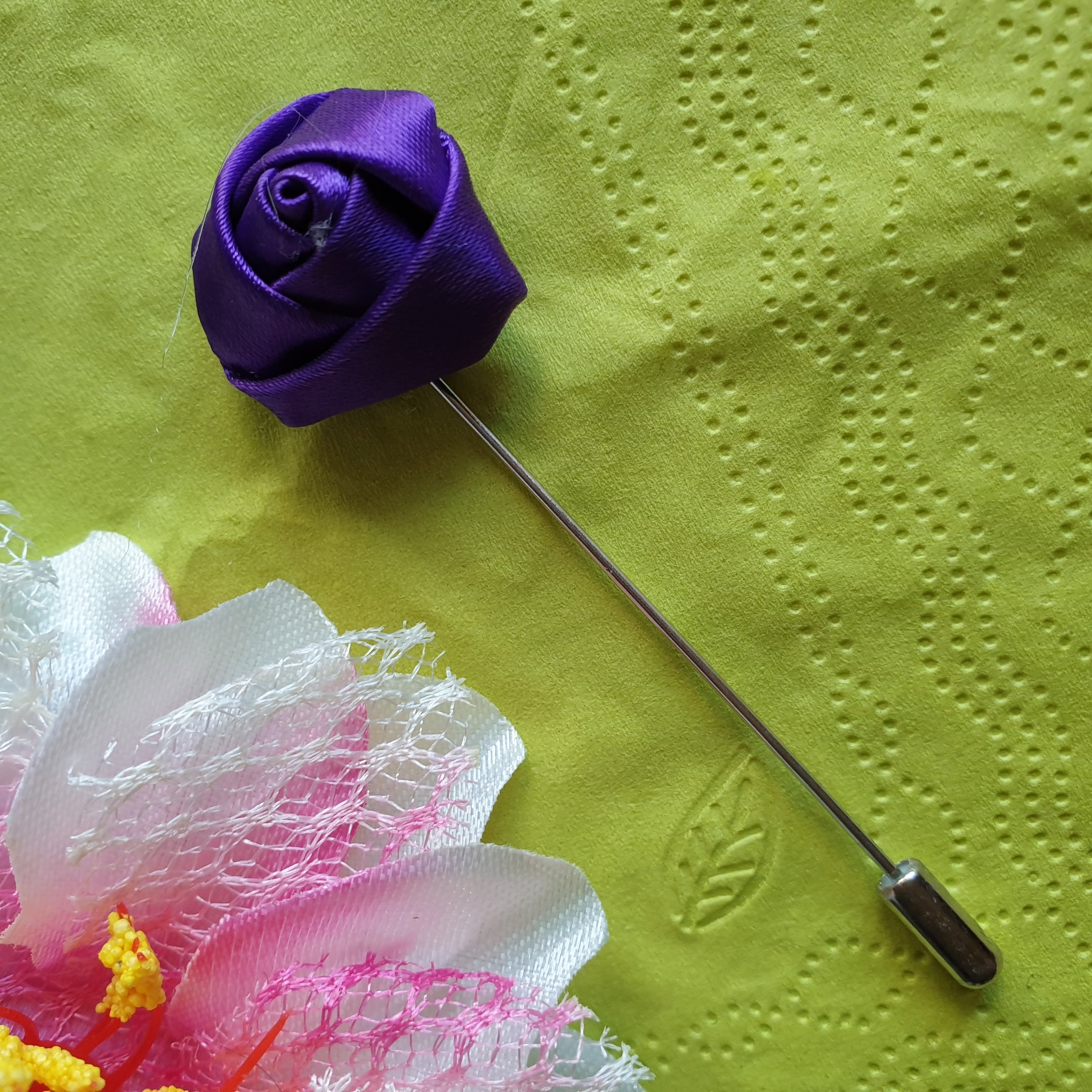 Hajtókatű kitűző HAT14 - 20mm-es lila szatén rózsával