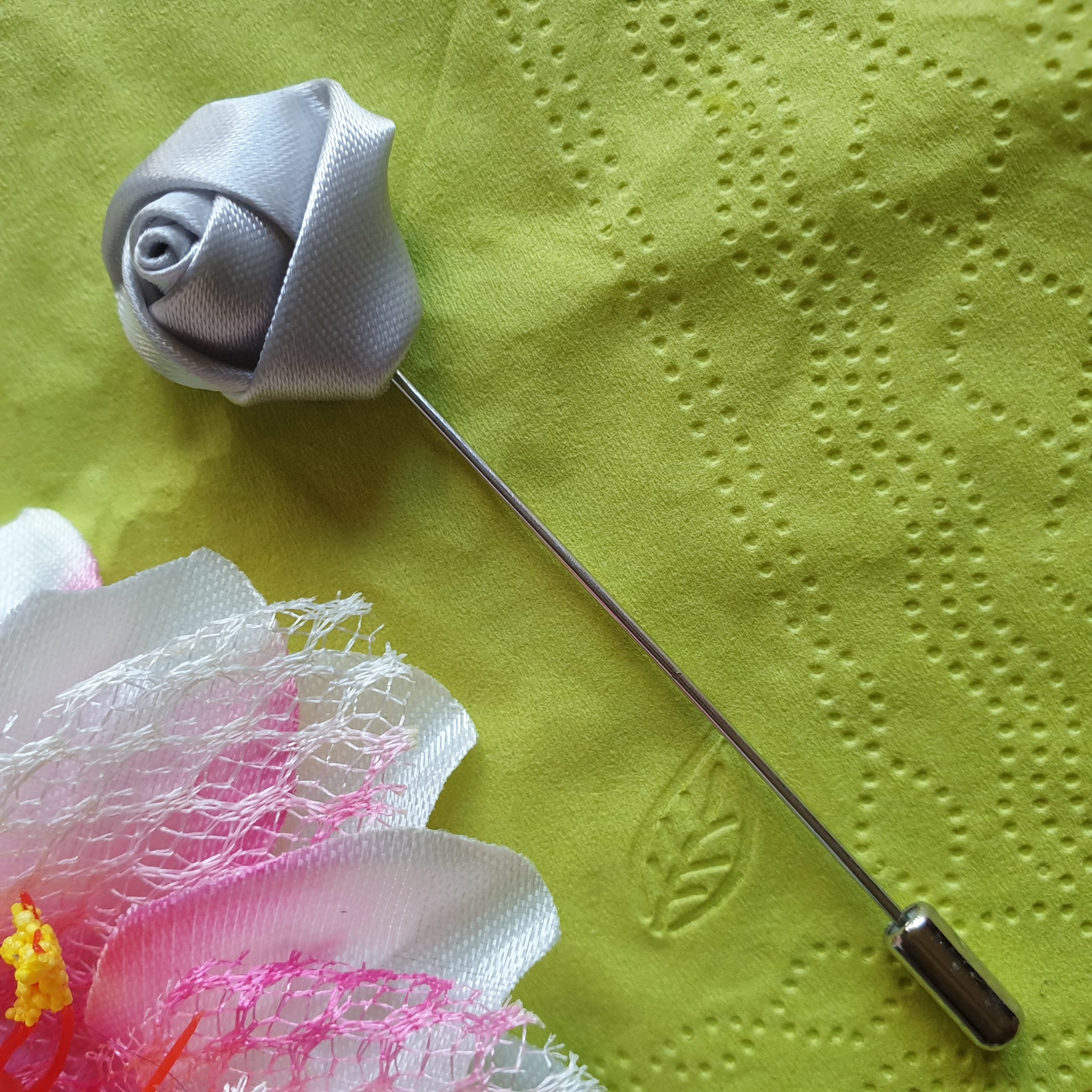 Hajtókatű kitűző HAT15 - 20mm-es ezüst szatén rózsával