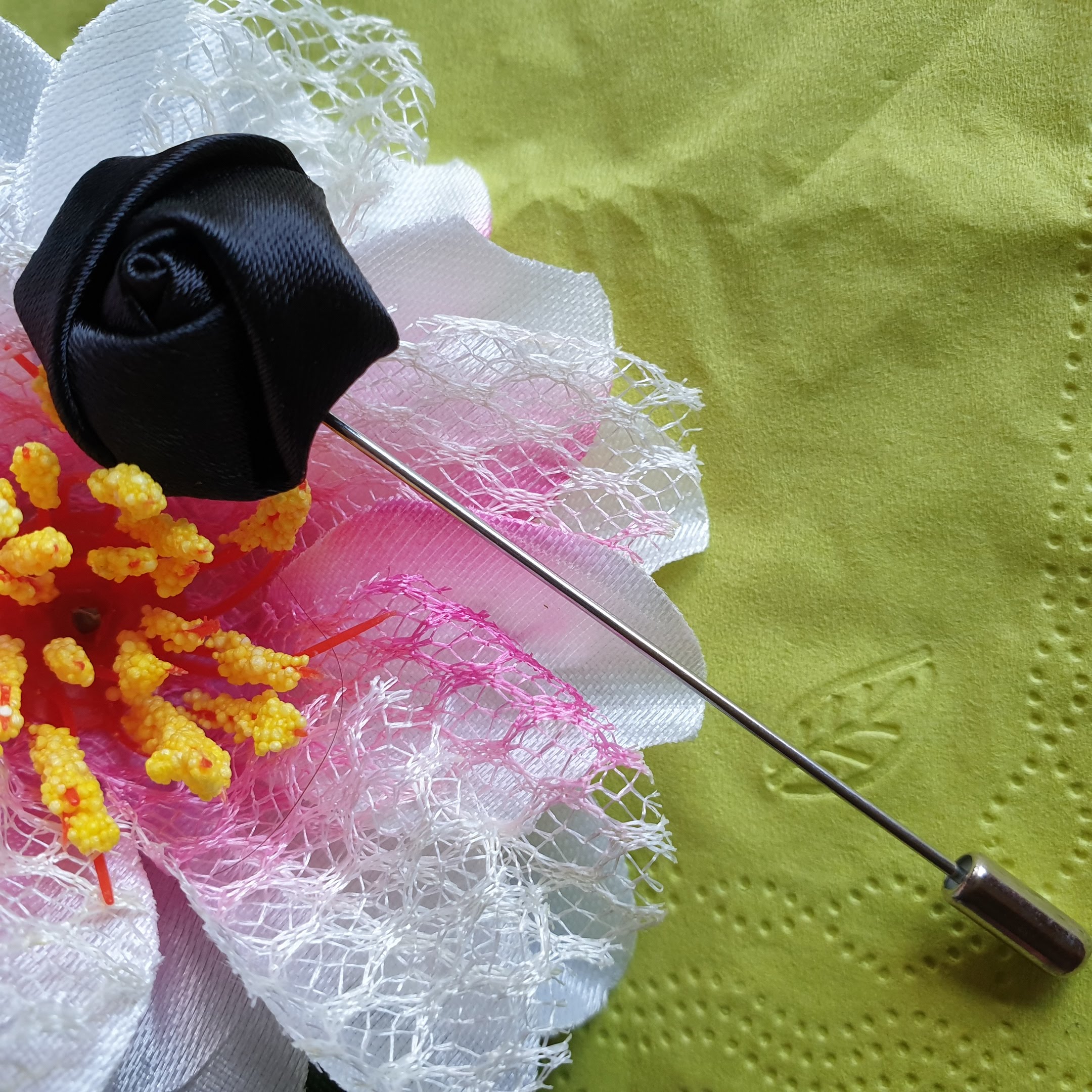 Hajtókatű kitűző HAT16 - 20mm-es fekete szatén rózsával