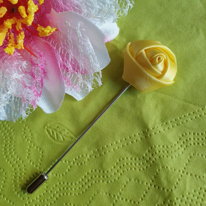 Hajtókatű kitűző HAT10 - 20mm-es sárga szatén rózsával