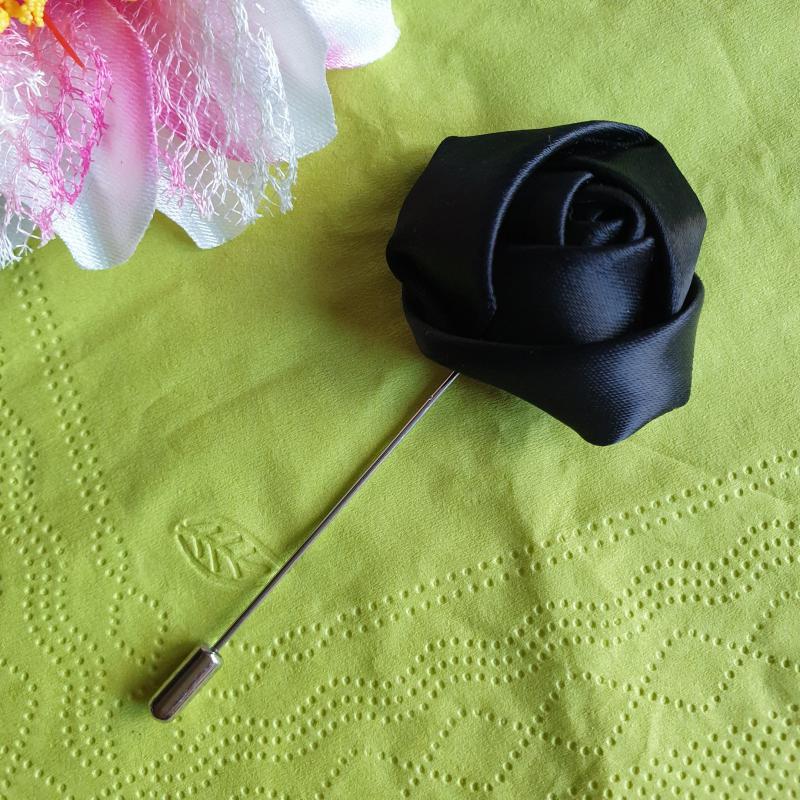 Hajtókatű kitűző HAT21 - 40mm-es fekete szatén rózsával