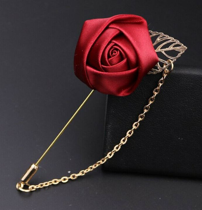 Hajtókatű  kitűző HAT23 - Borvörös szatén rózsa láncos arany leveles alapon