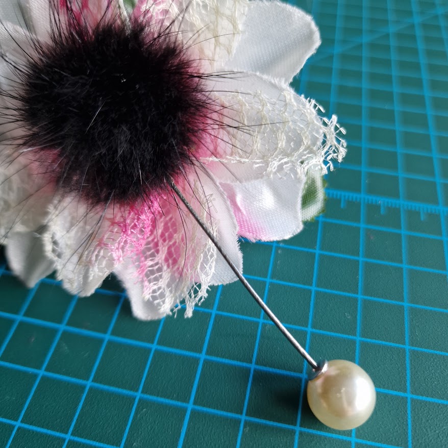 Hajtókatű kitűző HAT33 - Fekete szőrmés gyöngyös 35x90mm