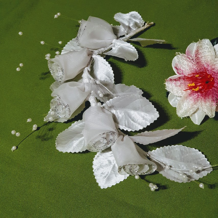 ESKÜVŐ HAD123 – Menyasszonyi hajkoszorú rezgővel glitteres organza rózsával