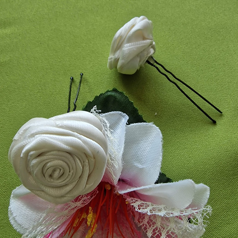 ESKÜVŐ HAD136 - 3db-os kb 35mm-es törtfehér szatén rózsás hajtű