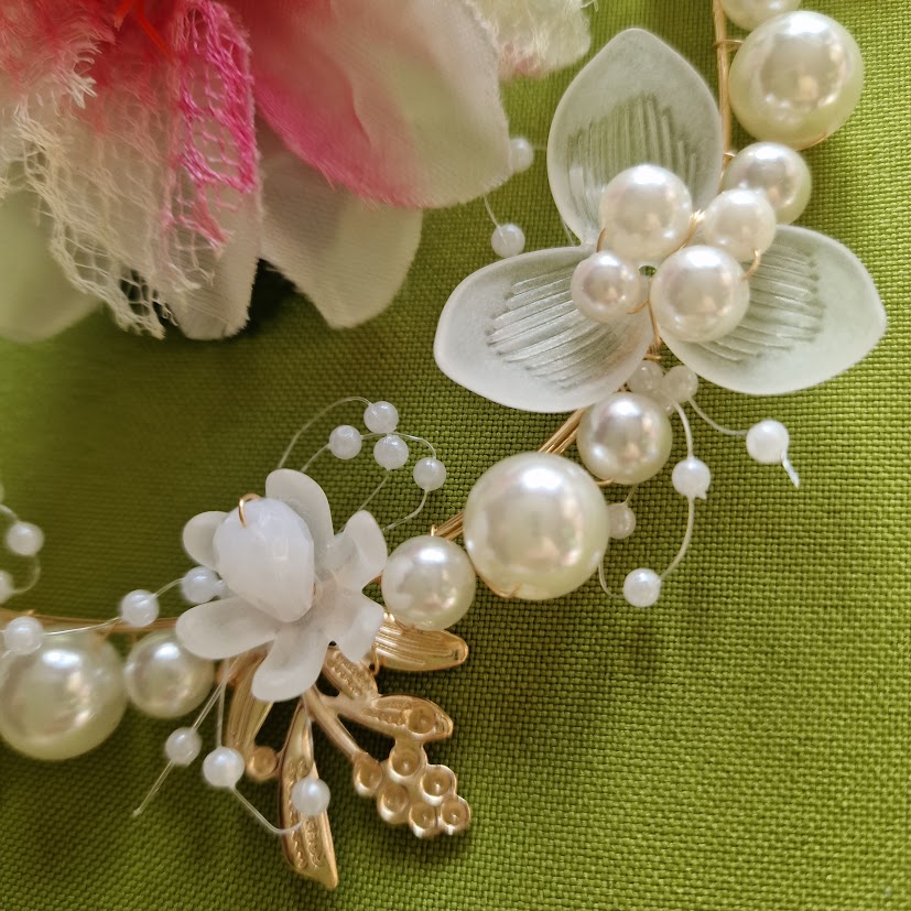 ESKÜVŐ HAD147A – Menyasszonyi gyöngyös strasszos arany színű virágos hajdísz 4x38cm