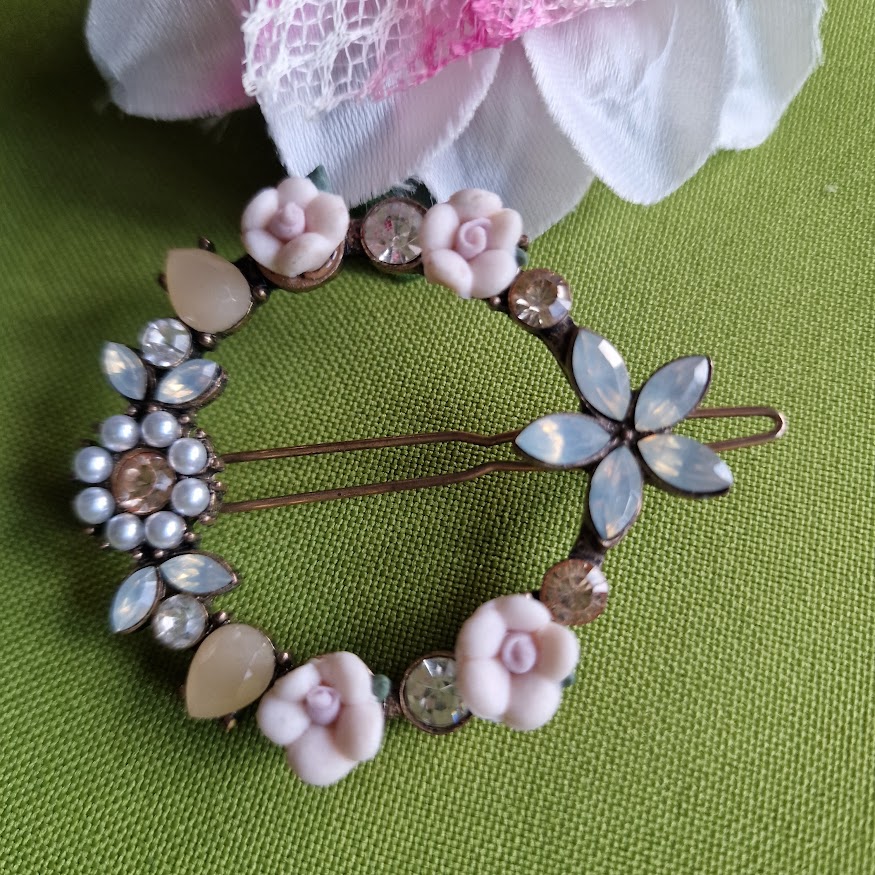 ESKÜVŐ HAD188 - Virágos strasszköves gyöngyös koszorú alakű hajcsat hajdísz