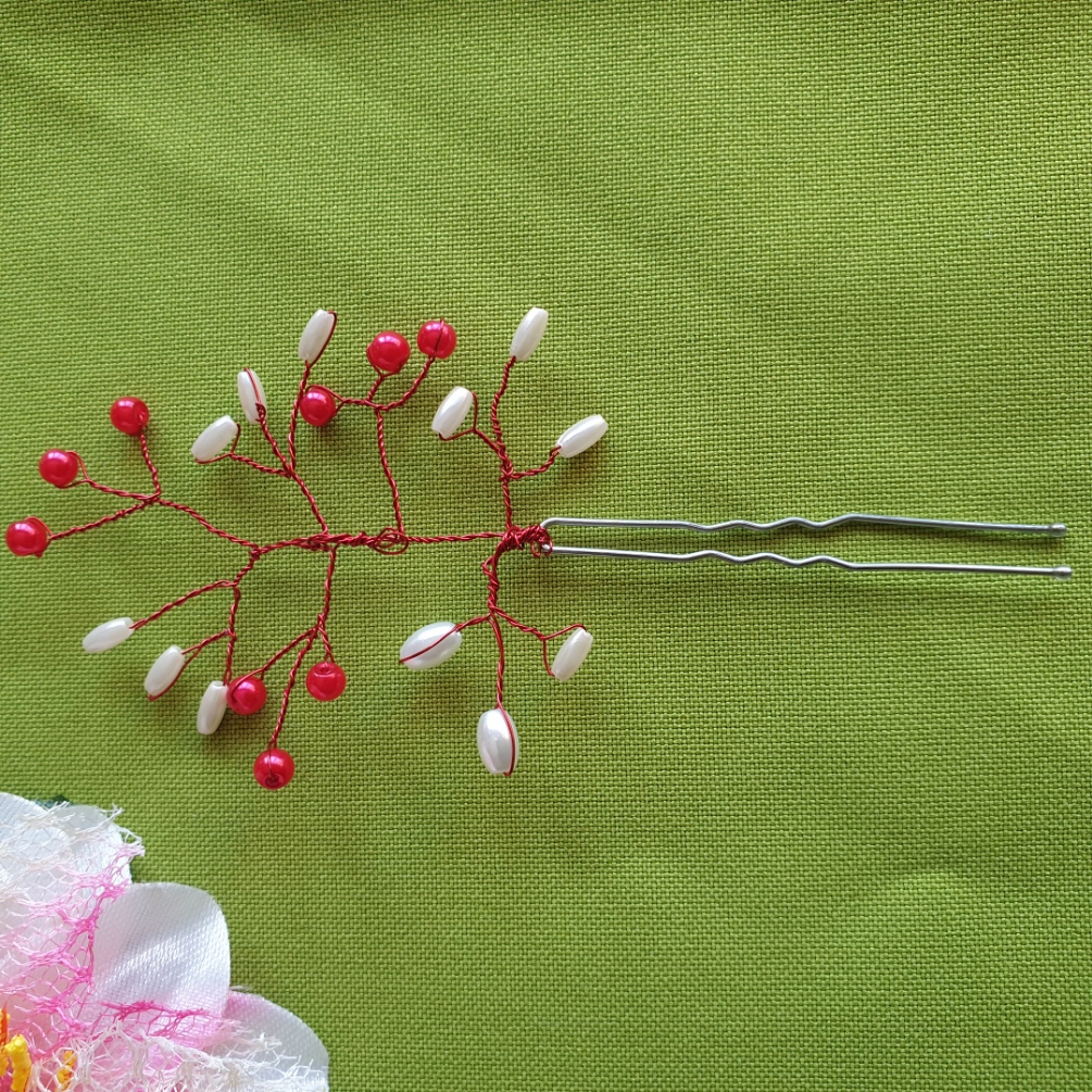 ESKÜVŐ HAD193 - Menyecske piros és fehér gyöngyös hajtű hajdísz