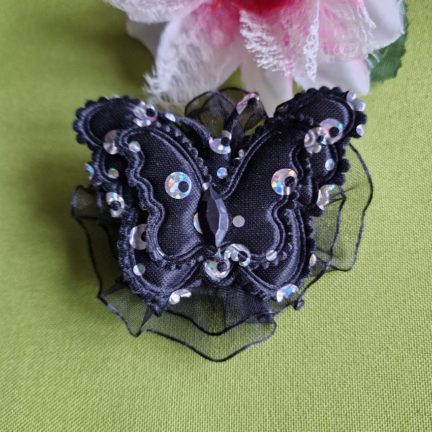 ESKÜVŐ HAD220 - Flitteres fekete pillangós fodros hajgumi