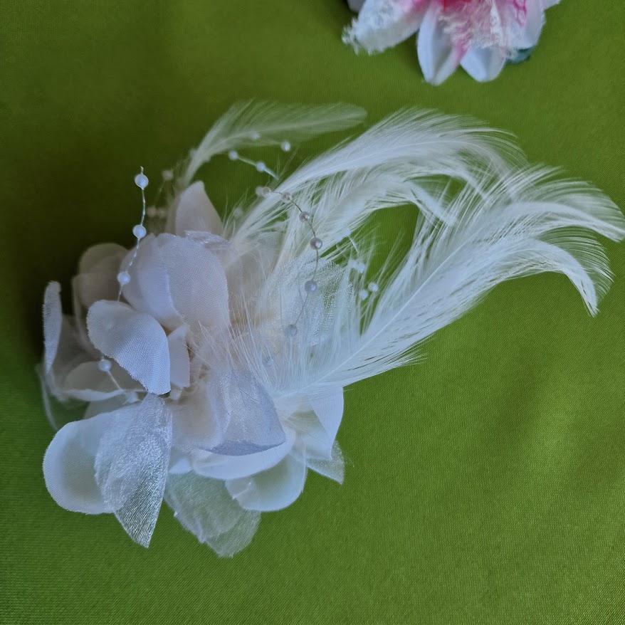 ESKÜVŐ HAD225 - Kitűző hajdísz - 80mm-es fehér tollas virág