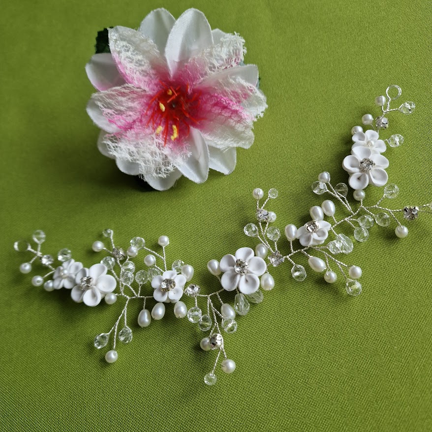 ESKÜVŐ HAD246 – Menyasszonyi gyöngyös strasszos fehér virágos hajdísz