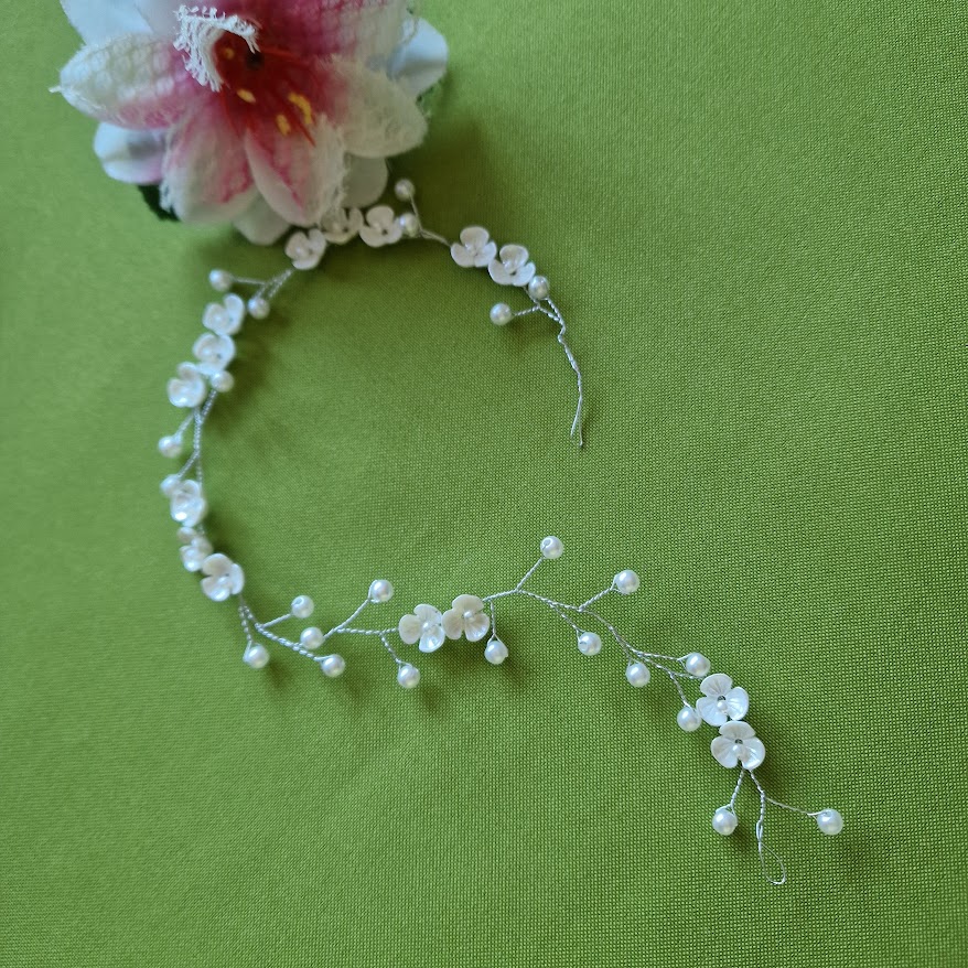 ESKÜVŐ HAD258 - 35cm-es Menyasszonyi fehér gyöngyös virágos hajdrót hajdísz