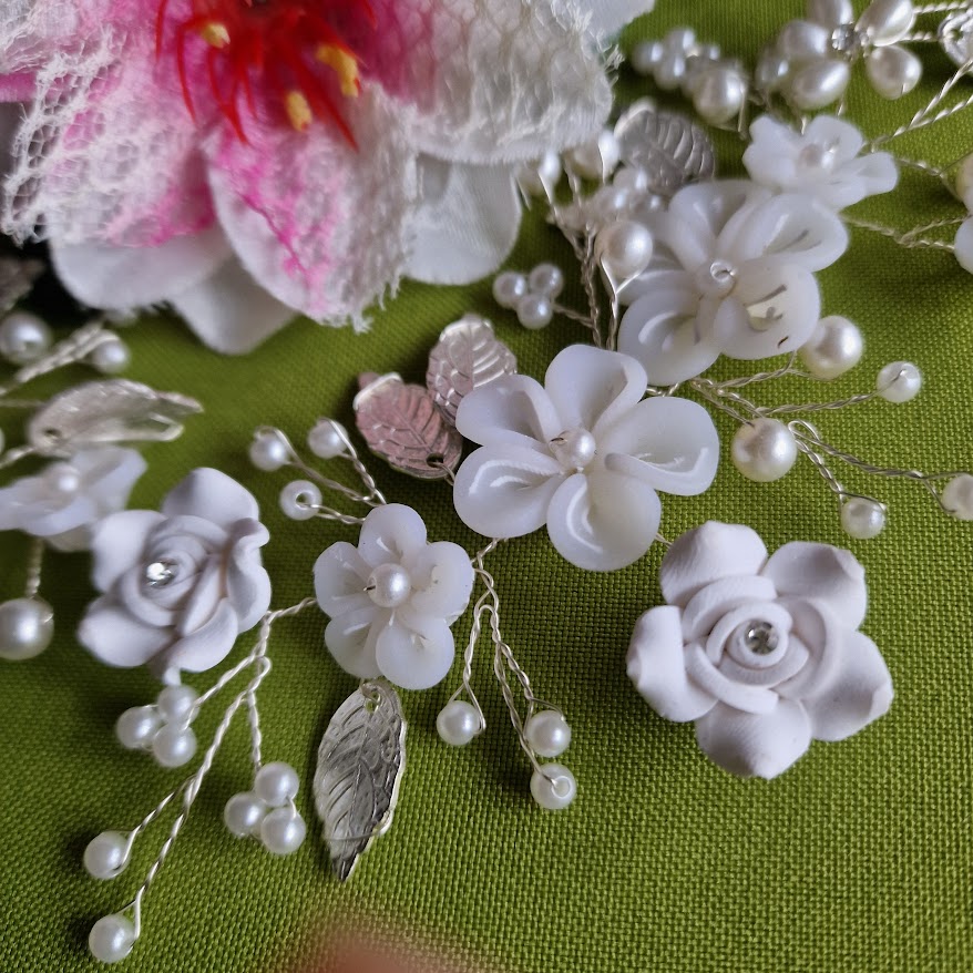 ESKÜVŐ HAD260 – Menyasszonyi gyöngyös strasszos fehér rózsás virágos hajdísz