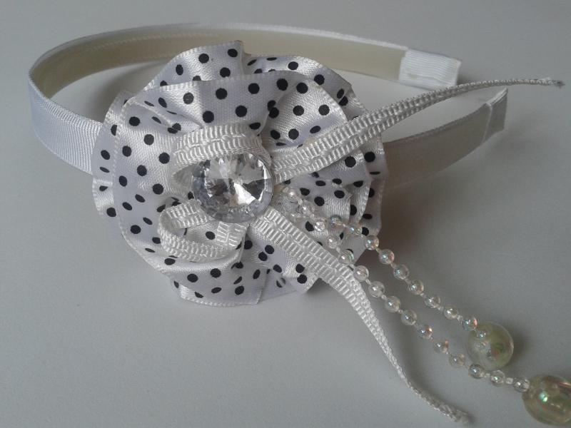 ESKÜVŐ HPT37 - Hófehér pöttyös szatén virágos hajpánt hajráf