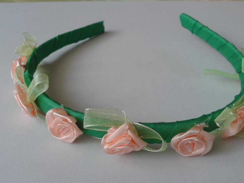 ESKÜVŐ HPT26 - Barack színű szatén rózsás fűzöld hajpánt hajráf