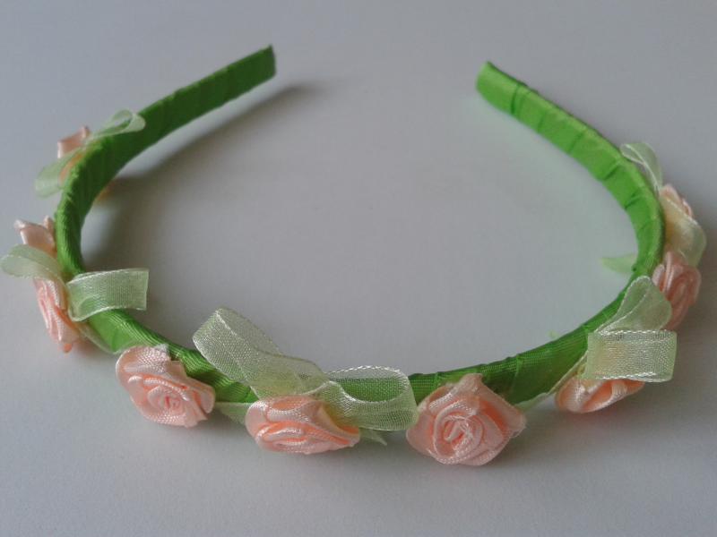 ESKÜVŐ HPT25 - Barack színű szatén rózsás almazöld hajpánt hajráf