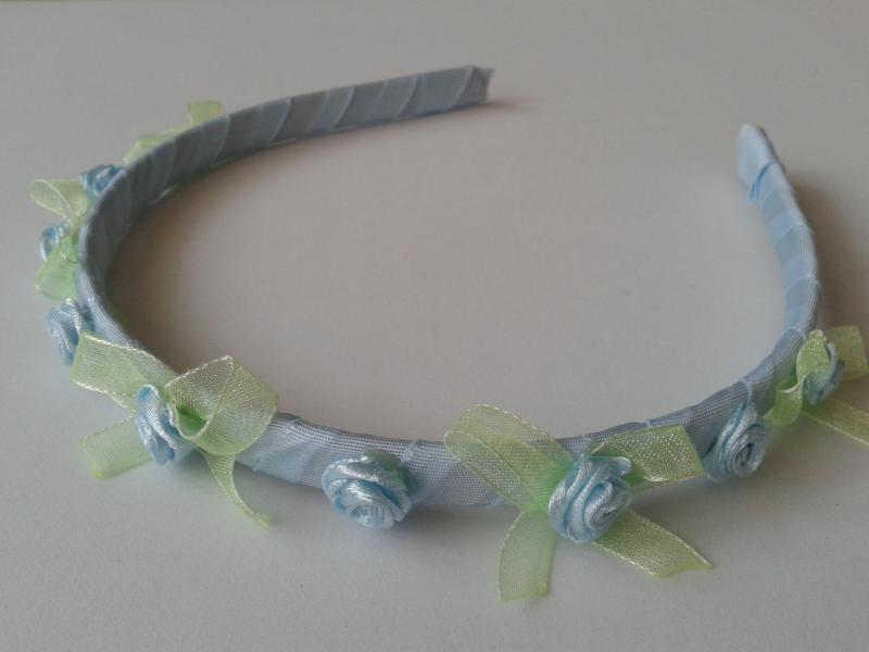 ESKÜVŐ HPT24 - Halványkék szatén rózsás hajpánt hajráf