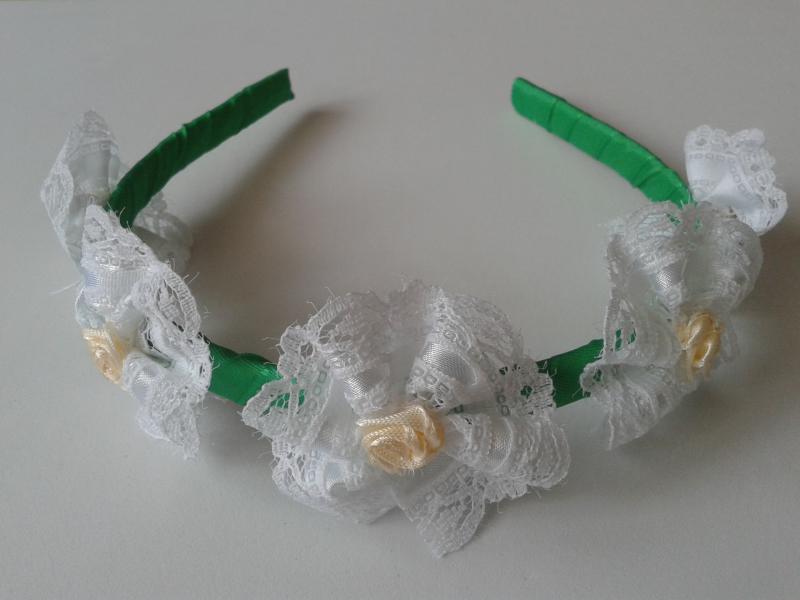 ESKÜVŐ HPT12 - Fehér csipke virágos fűzöld hajpánt hajráf
