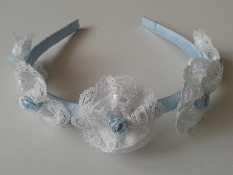 ESKÜVŐ HPT10 - Fehér csipke virágos halványkék hajpánt hajráf