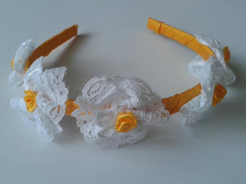 ESKÜVŐ HPT05 - Fehér csipke virágos napsárga hajpánt hajráf