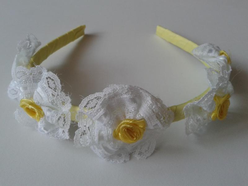 ESKÜVŐ HPT03 - Fehér csipke virágos halványsárga hajpánt hajráf