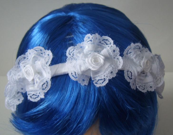 ESKÜVŐ HPT01 - Fehér csipke virágos fehér szatén hajpánt hajráf