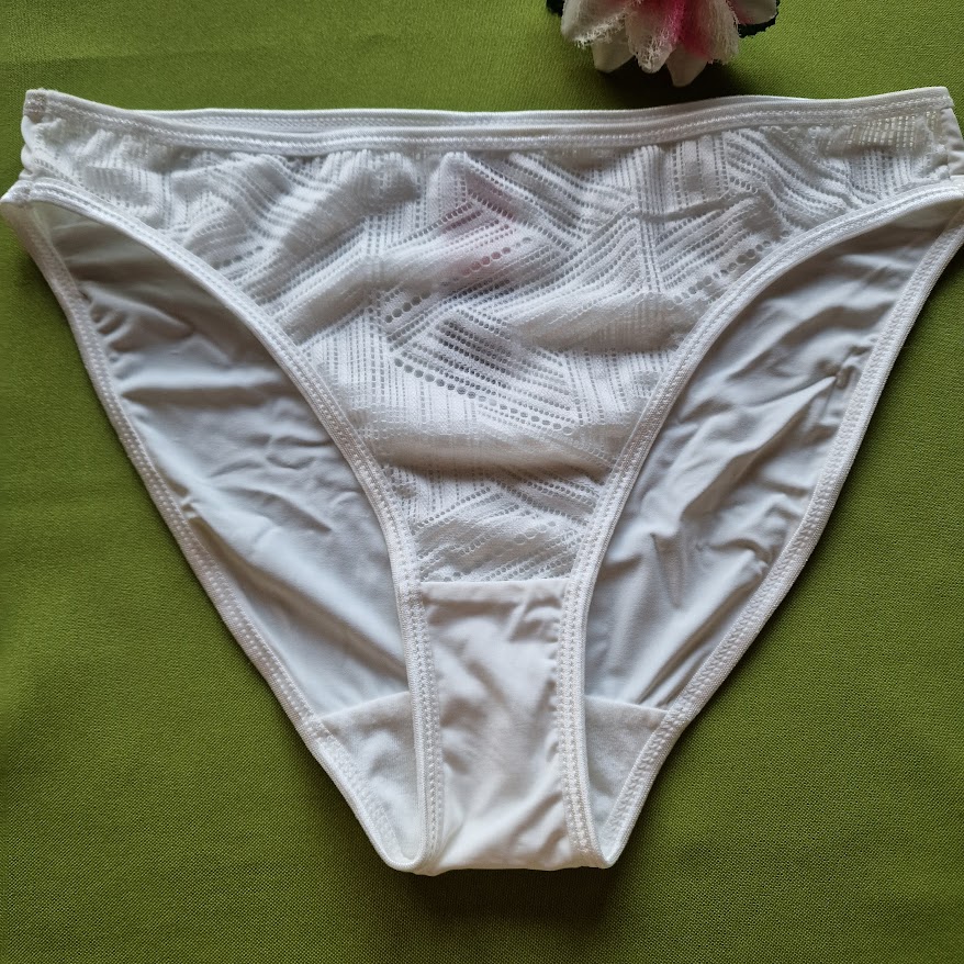 FEN155 - Női fehérnemű - Hagyományos fazonú törtfehér selyem csipkés bugyi S-M