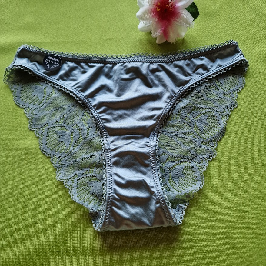 FEN153 - Női fehérnemű - Hagyományos fazonú grafit szürke selyem csipkés bugyi S