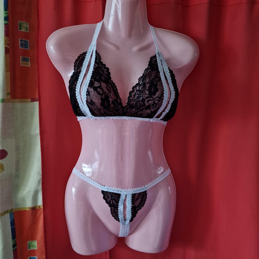 FEN32F - Női fehérnemű - Fekete csipke szett - nyitott melltartó és nyitott tanga