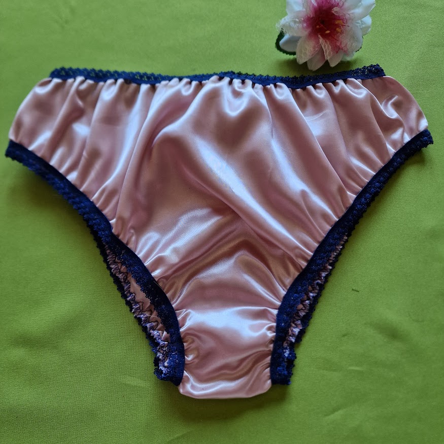 FEN122 - Hagyományos fazonú szatén bugyi - púder és sötétkék