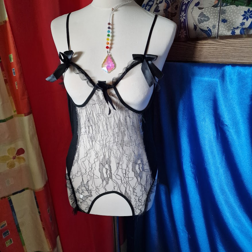 FEN140 - Szexi fekete csipkés fodros ezüst hímzéses masnis body