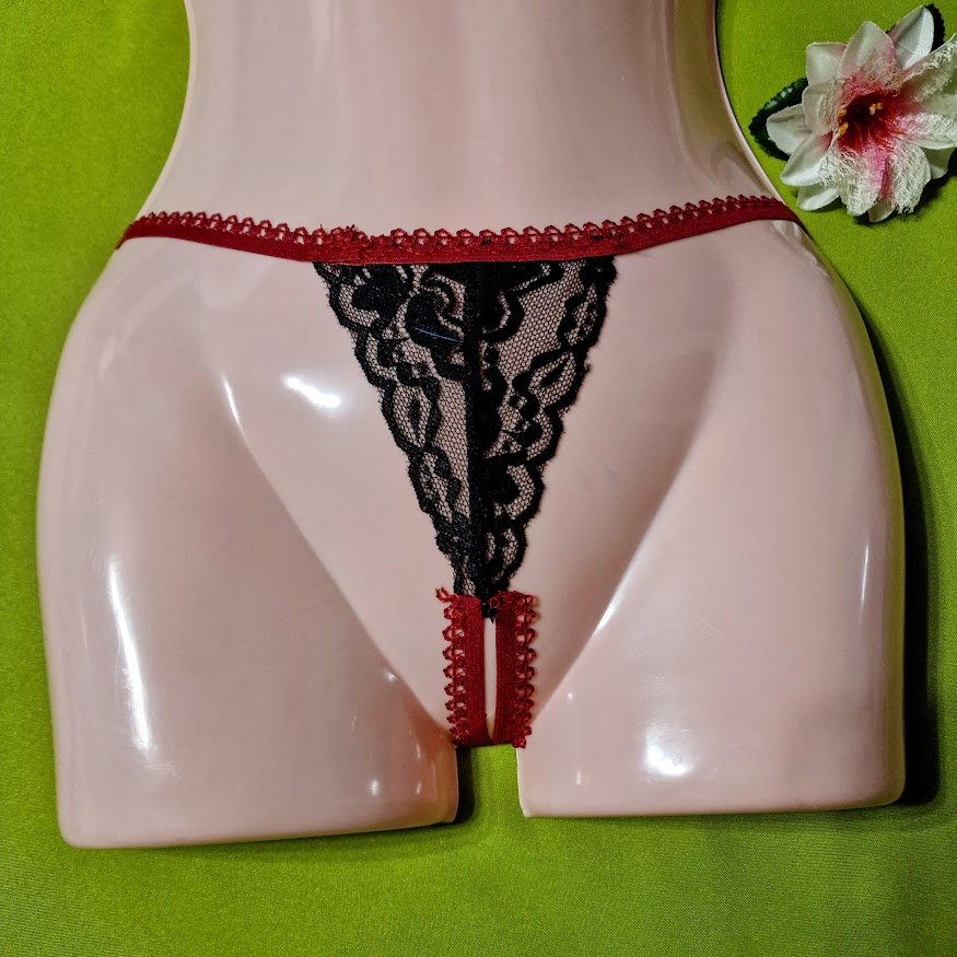 FEN111A - Női fehérnemű - Nyitott fekete csipke tanga bordó széllel