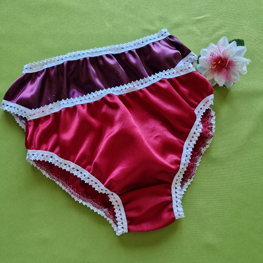 FEN78-2-1 - Női fehérnemű - 2db Hagyományos fazonú szatén bugyi - piros és lila