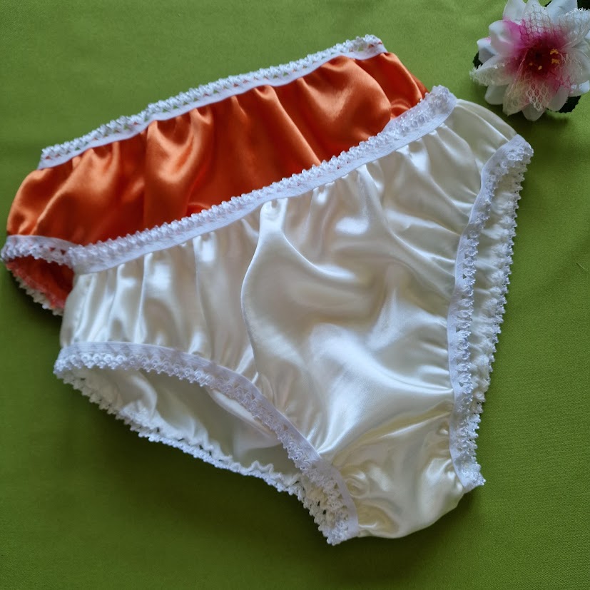 FEN78-2-5 - Női fehérnemű - 2db Hagyományos fazonú szatén bugyi - ekrü és narancs