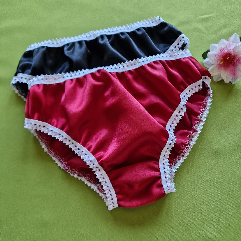 FEN78-2-3 - Női fehérnemű - 2db Hagyományos fazonú szatén bugyi - piros és fekete