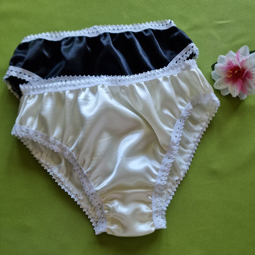 FEN78-2-2 - Női fehérnemű - 2db Hagyományos fazonú szatén bugyi - fehér és fekete